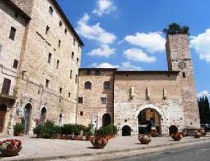 Spello Porta Consolare.jpg