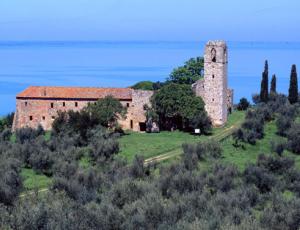 monastero olivetani isola polvese.jpg